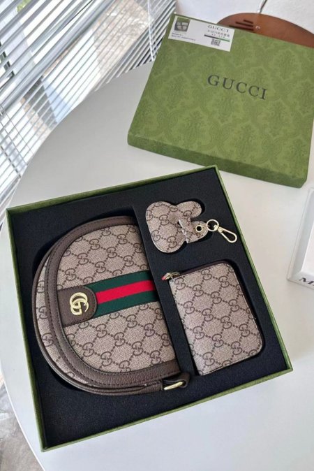 طقم - Gucci  بدون علبة 