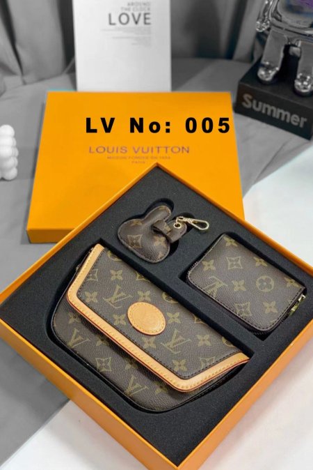 طقم - Louise Vuitton بدون علبة