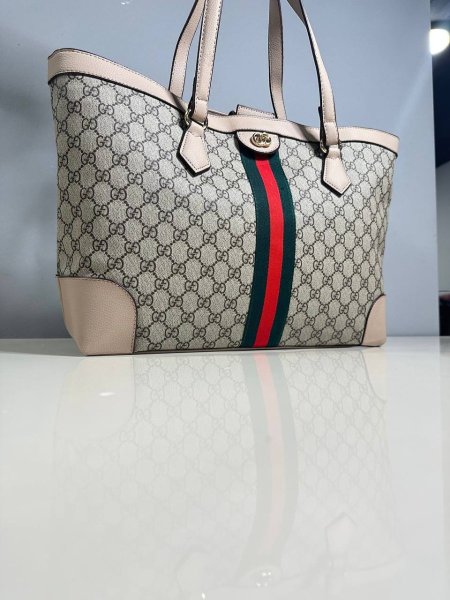 شنطة Gucci حجم كبير مع شعار الشركة