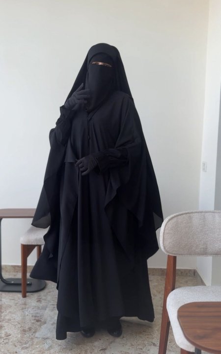 طقم رزان قطعتين (عباية بيسك وملحفة فراشة ) قماش رويال سعودي بتلبس لحد طول172 سم ووزن 85 كيلو