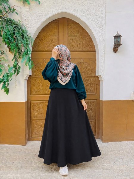 تنورة أسود كلوش وسط قماش cy    ( الصورة توضيحية ، موجودة عاللبس بفيديوهات عالصفحة )