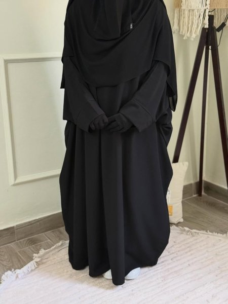 عباية عائشة قماش رويال فرنسي أوفر سايز بتلبس لحد طول 170 سم ووزن 500 كيلو 😭😭