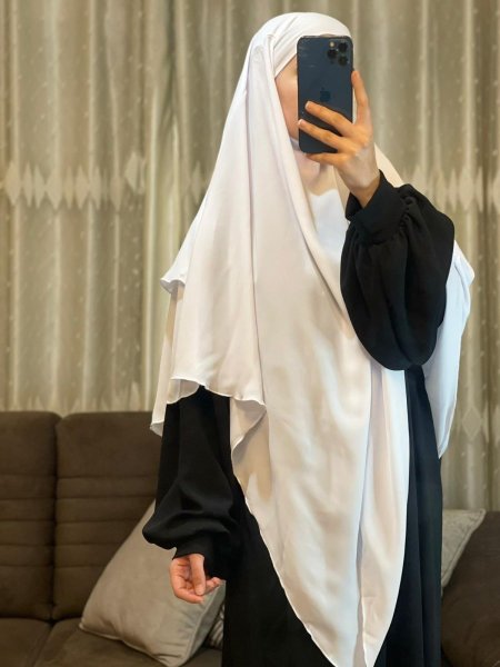 أبيض