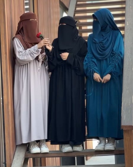 أسود