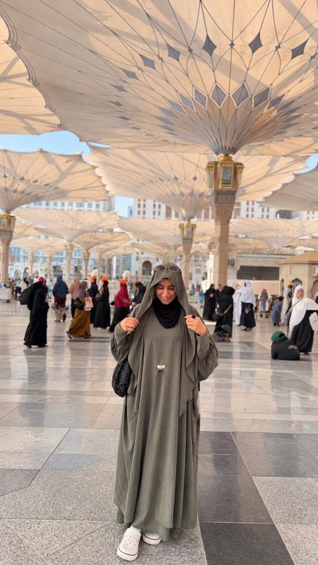 طقم تسنيم قماش كريب 3 قطع ( بيسك قط + عباي خارجية + حجاب ) بلبس لحد طول 175 سم ووزن 100 كيلو